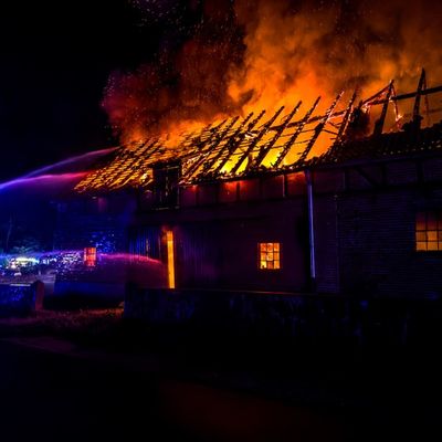 FW Lüchow-Dannenberg: +++ Nächtlicher Großeinsatz in Lüchow-Dannenberg +++ Feuer zerstört landwirtschaftliches Gebäude +++ Feuerwehr verhindert Ausbreitung +++ Person verletzt +++
