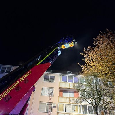 FW-DT: Kellerbrand in Detmold: Mehrere Kinder über Drehleiter gerettet
