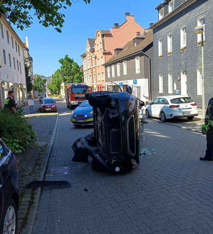 FW-EN: Wetter - Verkehrsunfall im Kreuzungsbereich