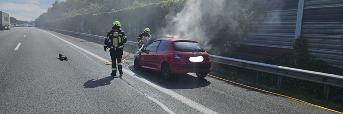 FW-ROW: Brennender PKW auf Standstreifen