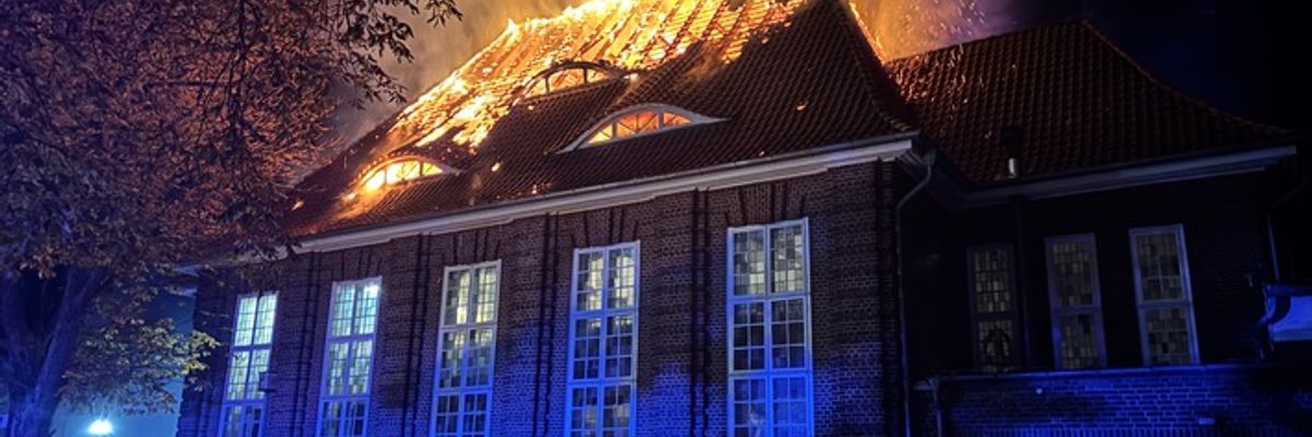 FW-HEI: Feuer zertört denkmalgeschützte Kirche