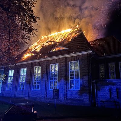 FW-HEI: Feuer zertört denkmalgeschützte Kirche