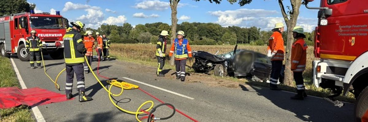 FW Lüchow-Dannenberg: +++ Verkehrsunfall in Lüchow-Dannenberg: Pkw gegen Baum - Person eingeklemmt +++