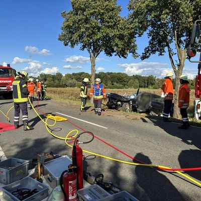 FW Lüchow-Dannenberg: +++ Verkehrsunfall in Lüchow-Dannenberg: Pkw gegen Baum - Person eingeklemmt +++