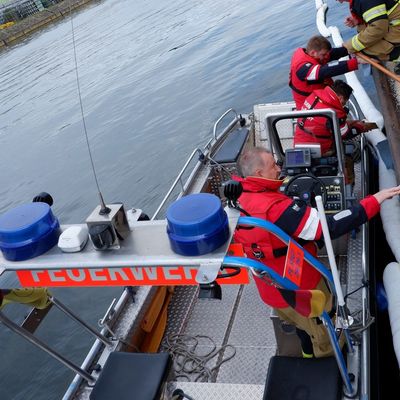 FW Stuttgart: Ölunfall auf dem Neckar - Defekt an einer Hydraulikleitung an einem Bagger - Ölfilm auf dem Neckar - Feuerwehr dämmt Gefahrstoffaustritt ein