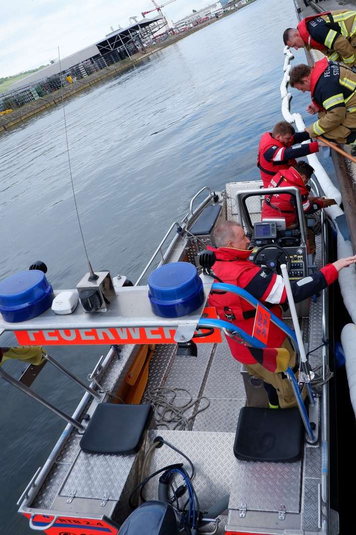 FW Stuttgart: Ölunfall auf dem Neckar - Defekt an einer Hydraulikleitung an einem Bagger - Ölfilm auf dem Neckar - Feuerwehr dämmt Gefahrstoffaustritt ein