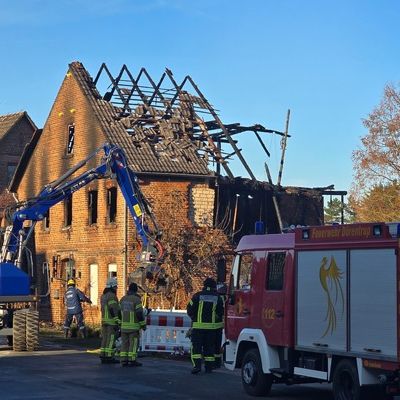 FW Dörentrup: Explosion mit anschließendem Großbrand in Wohnhaus - eine Person tot aufgefunden