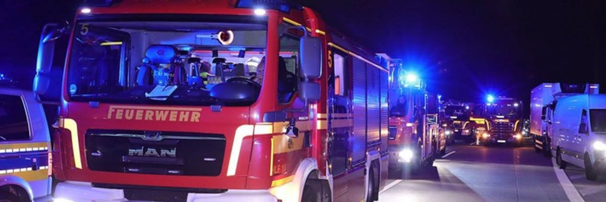 FW Dresden: Schwerer Verkehrsunfall auf der A17 - eine Person verstorben, mehrere teils schwer verletzt