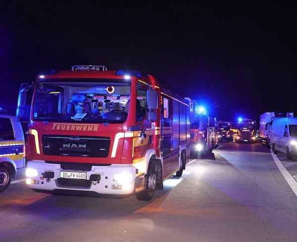 FW Dresden: Schwerer Verkehrsunfall auf der A17 - eine Person verstorben, mehrere teils schwer verletzt