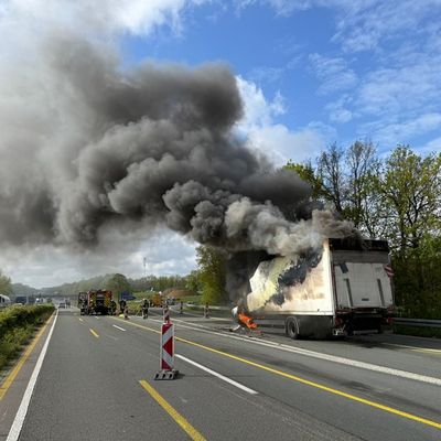 FW-WRN: LKW in Vollbrand auf der Autobahn 1