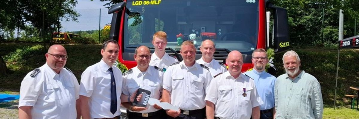 FW Lügde: Feierliche Einweihung und Übergabe des neuen Mittleren Löschfahrzeugs (MLF) in Falkenhagen