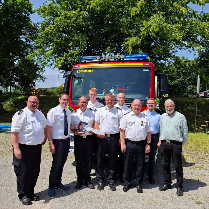 FW Lügde: Feierliche Einweihung und Übergabe des neuen Mittleren Löschfahrzeugs (MLF) in Falkenhagen