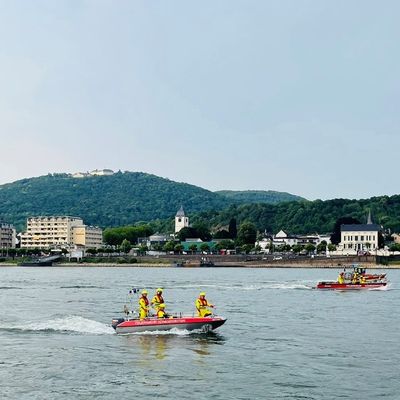 FW-BN: Wasserrettungseinsatz durch Schwimmer auf dem Rhein