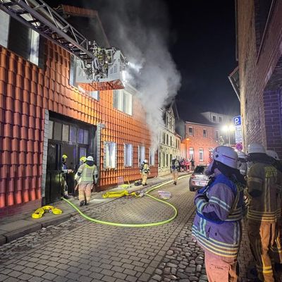 FW Helmstedt: Feuer in Mehrfamilienhaus mit Menschenrettung