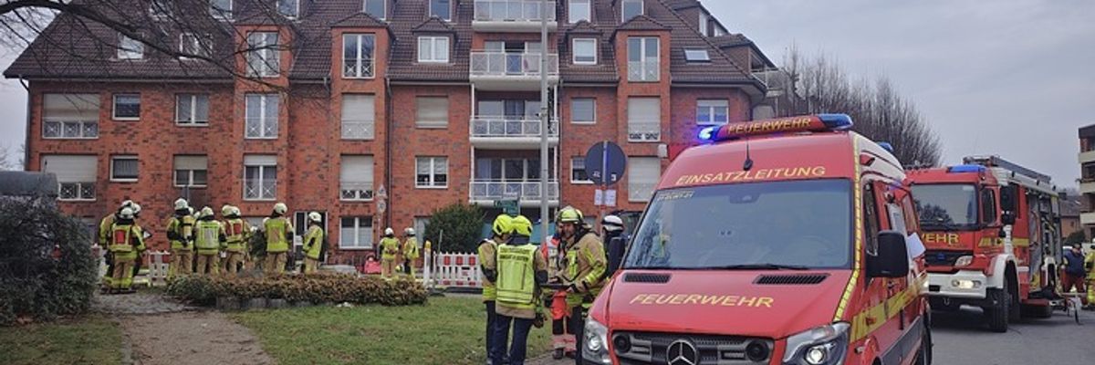 FW Grevenbroich: 30 Personen bei Kellerbrand aus Wohnhaus in Grevenbroich gerettet / Vollalarm für die Feuerwehr - Zweiter Brand im Haus binnen elf Tagen