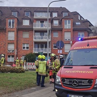 FW Grevenbroich: 30 Personen bei Kellerbrand aus Wohnhaus in Grevenbroich gerettet / Vollalarm für die Feuerwehr - Zweiter Brand im Haus binnen elf Tagen