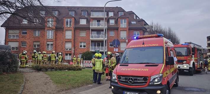 FW Grevenbroich: 30 Personen bei Kellerbrand aus Wohnhaus in Grevenbroich gerettet / Vollalarm für die Feuerwehr - Zweiter Brand im Haus binnen elf Tagen