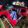 FW VG Westerburg: PKW prallte frontal gegen Baum - Feuerwehr sichert Fahrzeug mit technischem Gerät