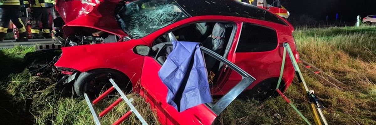 FW VG Westerburg: PKW prallte frontal gegen Baum - Feuerwehr sichert Fahrzeug mit technischem Gerät
