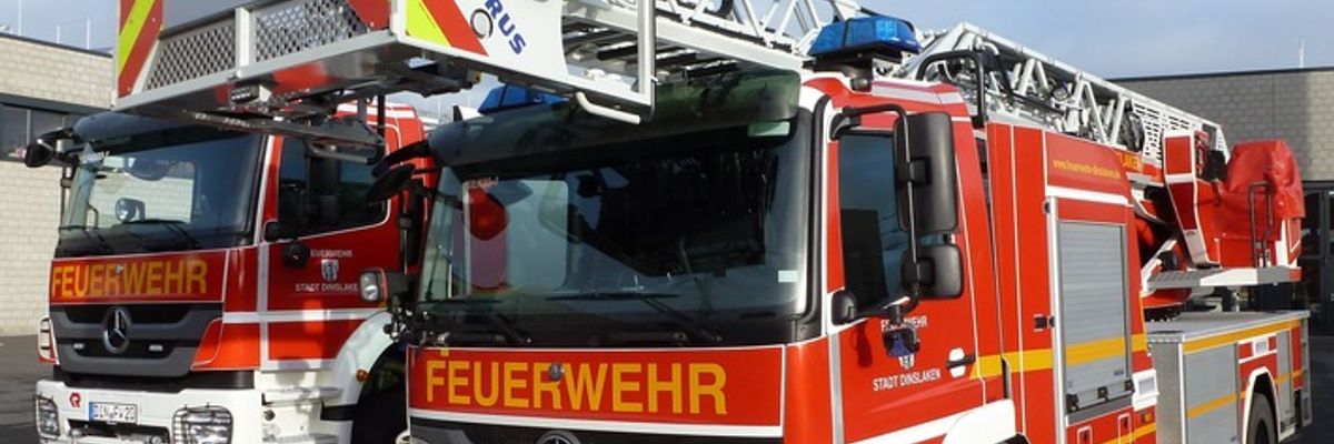 FW Dinslaken: Zeitgleich zwei Einsätze für die Feuerwehr Dinslaken