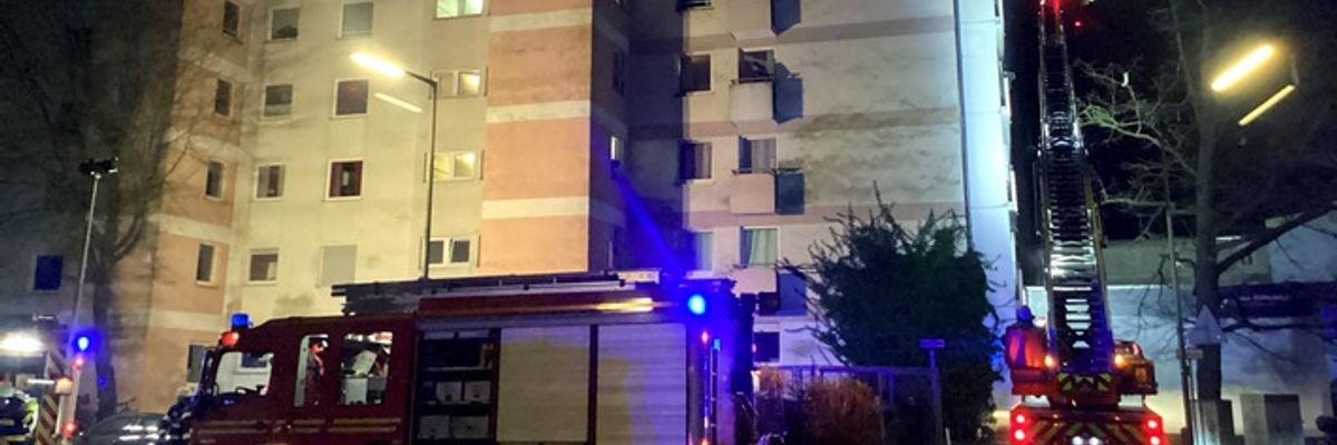 FW-M: Ganze Etage nach Wohnungsbrand unbewohnbar (Moosach)