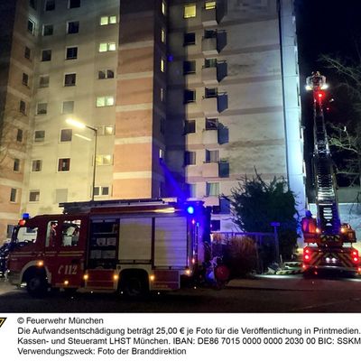 FW-M: Ganze Etage nach Wohnungsbrand unbewohnbar (Moosach)