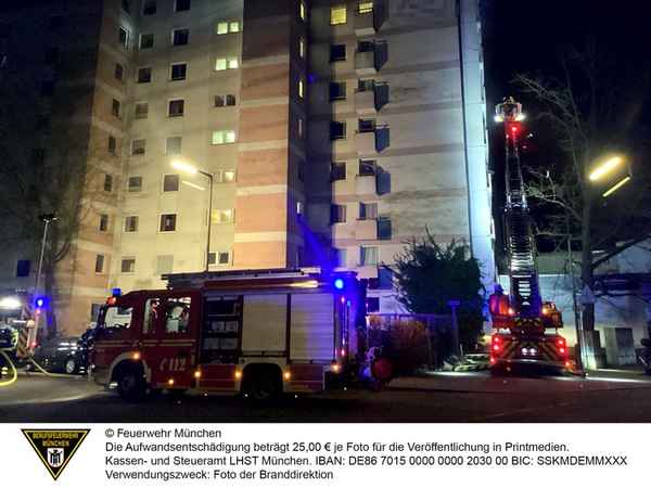 FW-M: Ganze Etage nach Wohnungsbrand unbewohnbar (Moosach)