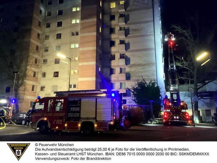 FW-M: Ganze Etage nach Wohnungsbrand unbewohnbar (Moosach)