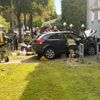 FW-E: Pkw kollidiert mit Hauswand - Fahrerin eingeschlossen