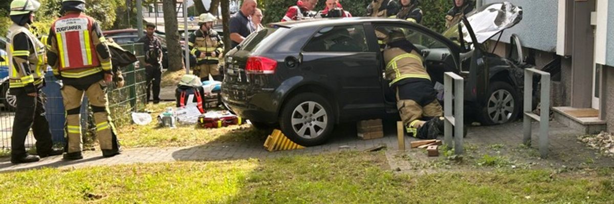 FW-E: Pkw kollidiert mit Hauswand - Fahrerin eingeschlossen