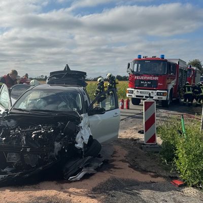 FW-AUR: Verkehrsunfall zwischen Auto und Pritschenwagen