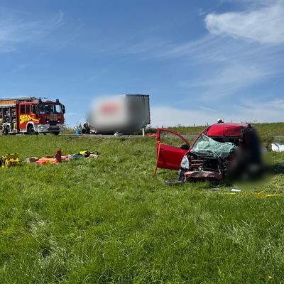 FW VG Westerburg: Frontalzusammenstoß zwischen PKW und Klein-LKW - Fahrerin verstirbt während der Rettung