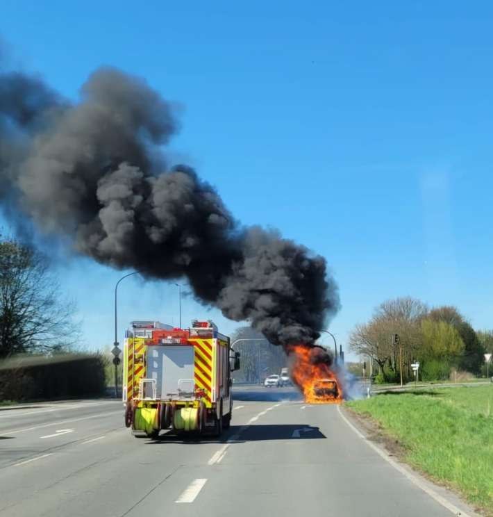 FW-GE: Brennender Pkw auf der Ulfkotter Straße
