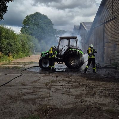 FFW Schiffdorf: Traktor fängt Feuer und brennt vollständig aus