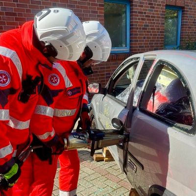 FW-OLL: Ausbildungstag der Johanniter-Auszubildenden bei der Feuerwehr Großenkneten