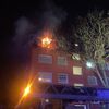 FW-DO: Wohnungsbrand in Huckarde - Flammen schlagen aus dem Fenster und greifen auf Fassade und Dach über
