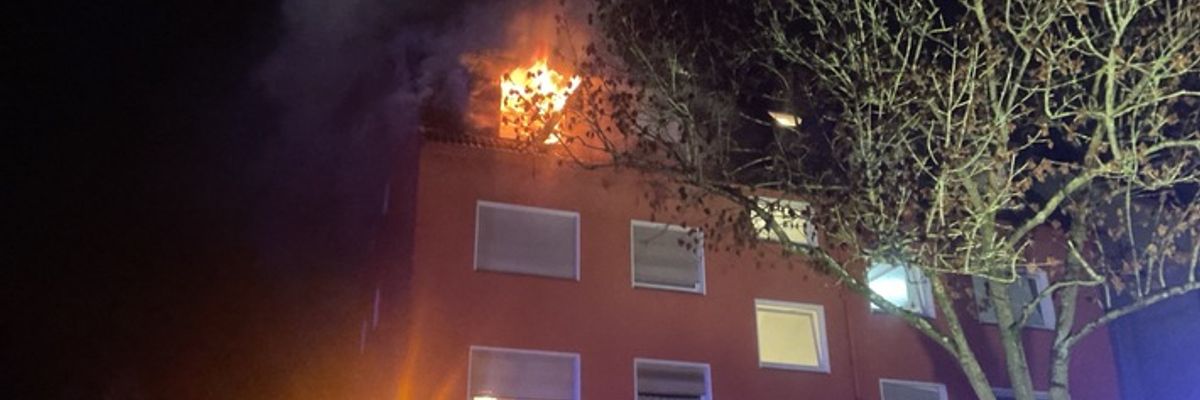 FW-DO: Wohnungsbrand in Huckarde - Flammen schlagen aus dem Fenster und greifen auf Fassade und Dach über