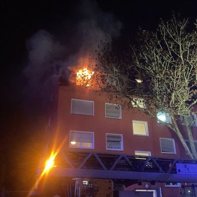 FW-DO: Wohnungsbrand in Huckarde - Flammen schlagen aus dem Fenster und greifen auf Fassade und Dach über