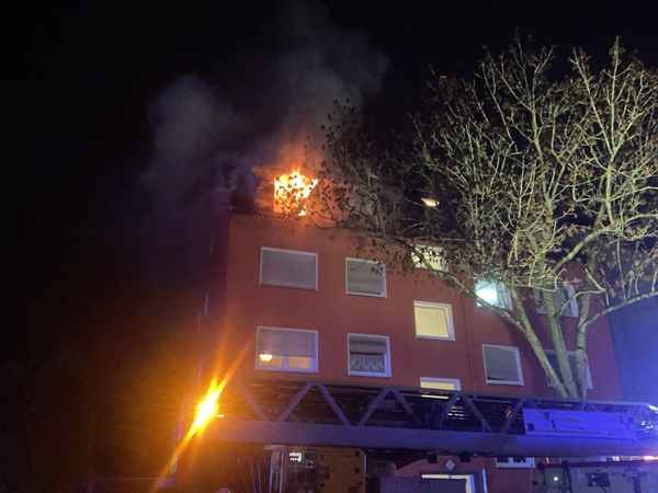 FW-DO: Wohnungsbrand in Huckarde - Flammen schlagen aus dem Fenster und greifen auf Fassade und Dach über