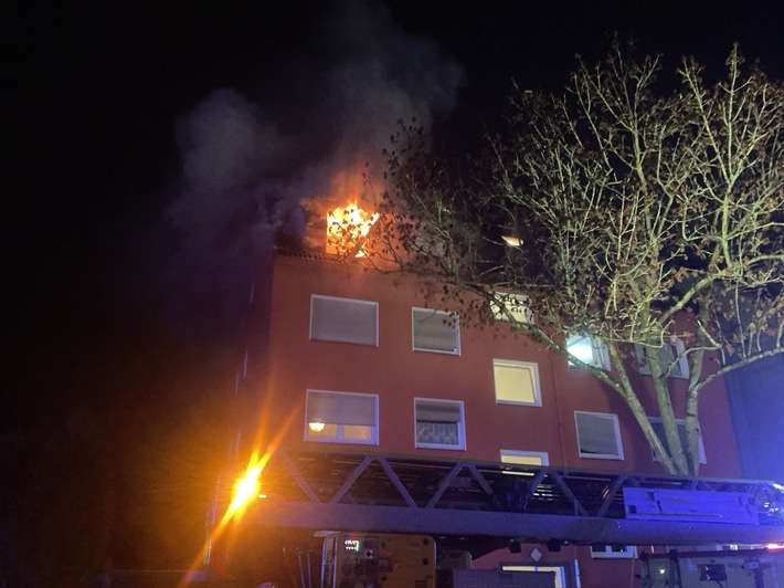 FW-DO: Wohnungsbrand in Huckarde - Flammen schlagen aus dem Fenster und greifen auf Fassade und Dach über