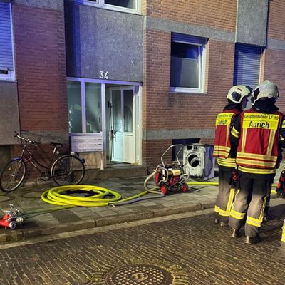 FW-AUR: Menschenrettung bei nächtlichem Kellerbrand in Mehrfamilienhaus