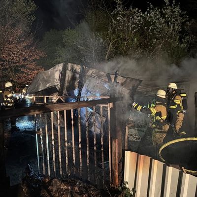 FW Voerde: Flammen von weitem sichtbar