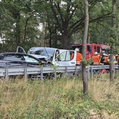 FW Lüchow-Dannenberg: +++ Schwerer Verkehrsunfall in der Göhrde +++ Drei Fahrzeuginsassen z.T. schwer verletzt +++ zwei Rettungshubschrauber im Einsatz +++ Kinder kommen mit dem Schrecken davon +++