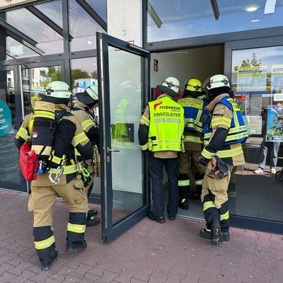 FW-EN: Brand im Gebäude und Brandmeldealarm in Supermarkt am Ostersamstag