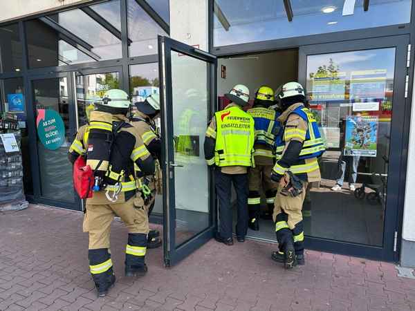 FW-EN: Brand im Gebäude und Brandmeldealarm in Supermarkt am Ostersamstag