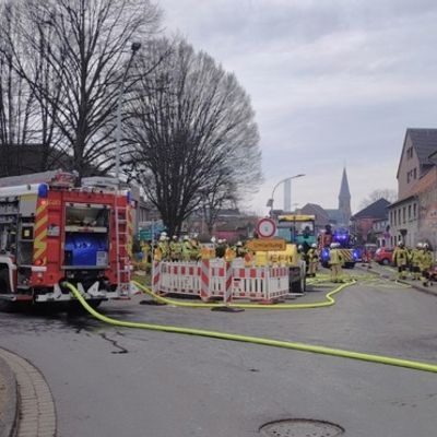 FW Grevenbroich: 30 Personen bei Kellerbrand aus Wohnhaus in Grevenbroich gerettet / Vollalarm für die Feuerwehr - Zweiter Brand im Haus binnen elf Tagen