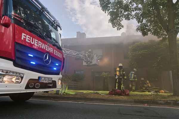 FW-E: Ausgedehnter Kellerbrand in einem Einfamilienhaus