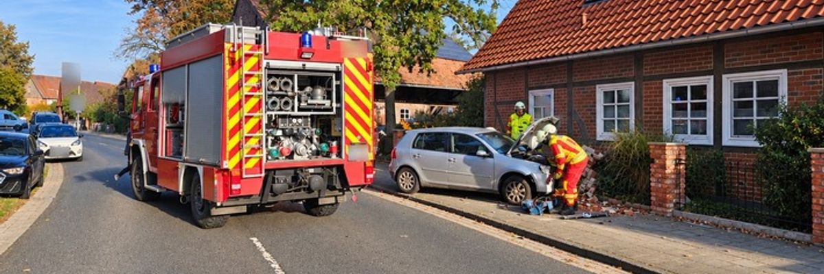 FW Lehrte: Verkehrsunfall - Pkw prallt gegen Hauswand Immensen