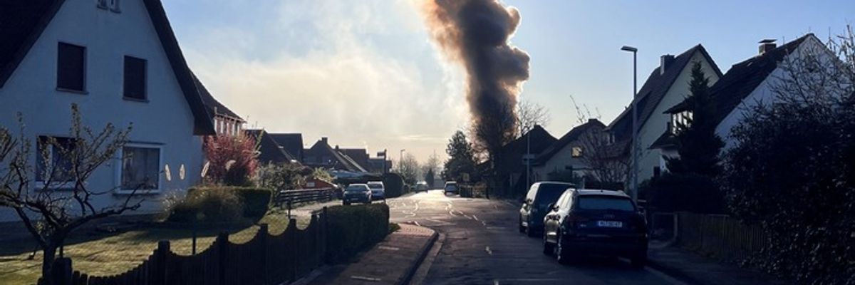 FW Minden: Ausgedehnter Wohnhausbrand in Minden-Dankersen, eine Person verstorben