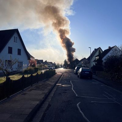 FW Minden: Ausgedehnter Wohnhausbrand in Minden-Dankersen, eine Person verstorben